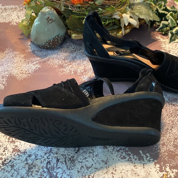 Sandals - Picture 5 of 9